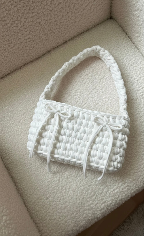 Fiyonk Detaylı El Örgüsü Baget Çanta